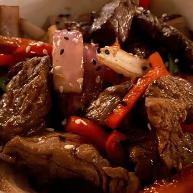 Lomo saltado.